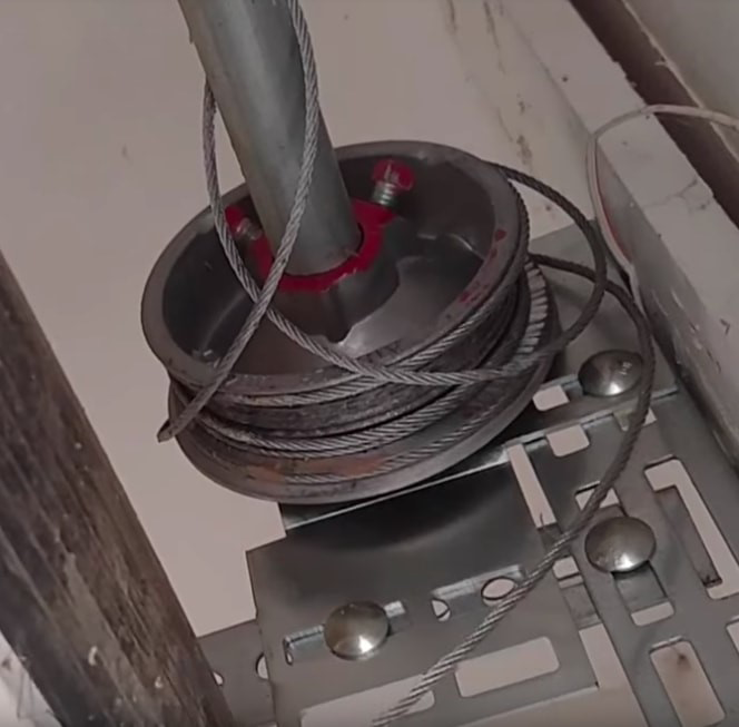  Indicators of a broken garage door cable, including uneven movement, loud sounds, and fraying.